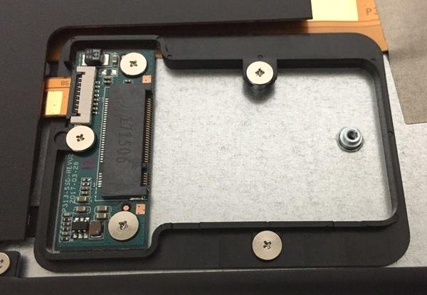 Jumper EZBook 3 Pro SSDスロットを拡大（ネジの取り外し後）