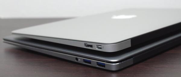 MacBook Air vs Chuwi Lapbook Air サイド斜め後方より