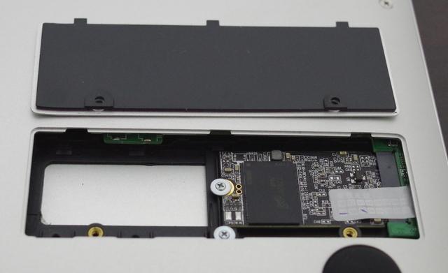Jumper EZBook X4 IPS パネル版　SSD slot