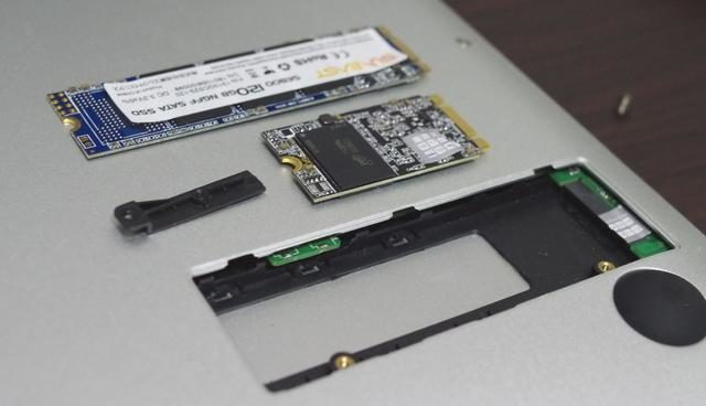 Jumper EZBook X4のM.2 SSDを2280サイズに換装、取付工程と 