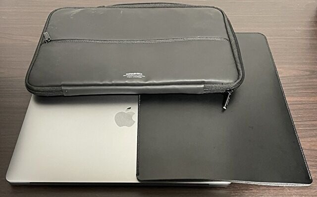 M1 MacBook Airで使用のケース 2製品、V.M. スリーブケースとZEROSHOCK 