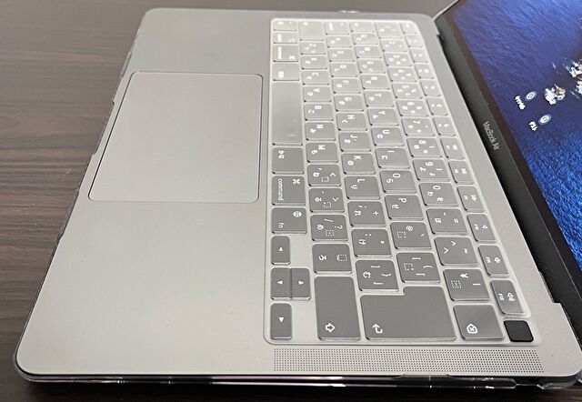 M1 MacBook Air用のクリアカバー・キーボードカバーのレビュー。違和感 